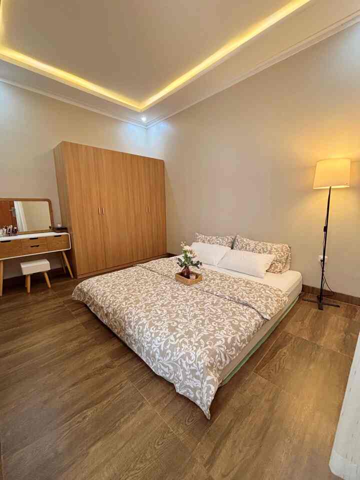 🌙 Kamar tidur ukuran 3x4 dengan interior simple tapi nyaman 🫶🏻

🛏️ Aku pakai kasur ukuran king (180x200). Masih tanpa divan karena masih sering tidur bareng supaya biar aman

🗄️ Dengan 2 lemari pakaikan simple & 1 meja rias dengan warna senada

✨ Sentuhan standing lamp & LED Stripe diatas plafond bikin vibesnya jadi cozy

🪵 Aku pakai keramik motif kayu, lebih affordable dari vynil tapi tetap estetik & adem karena rumahku di daerah yang cukup panas

#KasurKing #Kasur #StandingLamp #LemariPakaian #MejaRias #GranitMotifKayu #LEDStripe #StandingLamp #SpreiSet #SelimutDuvet #BedroomStyling #InspirasiKamar #KamarTidurNyaman 