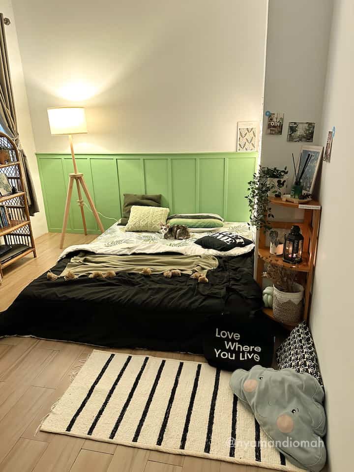 Wall batten warna relaxed green sebagai “center of attention” di kamar tidur ini🍃

Tadinya kamar ini cuma polosan aja dengan lantai keramik warna kayu & tembok sekelilinh warna putih. Akhirnya memutuskan untuk memasang wall batten yang low budget, dengan biaya under 150k* belum termasuk dengan lem sealent, dan catnya yaitu Dulux Easy Clean warna Green Relaxed. 

Setelah terpasang rapih, tinggal di mix & matched dengan dekorasi kamar, beberapa di antaranya with a touch of green. 

#WallBatten #WallPanel #LantaiKeramik #CatHijau #SageGreen #DuluxEasyClean #MaterialRenovasi #MaterialMurah #RenovasiAffordable #bedroominspo #bedroomdecor #nyamandiomah 