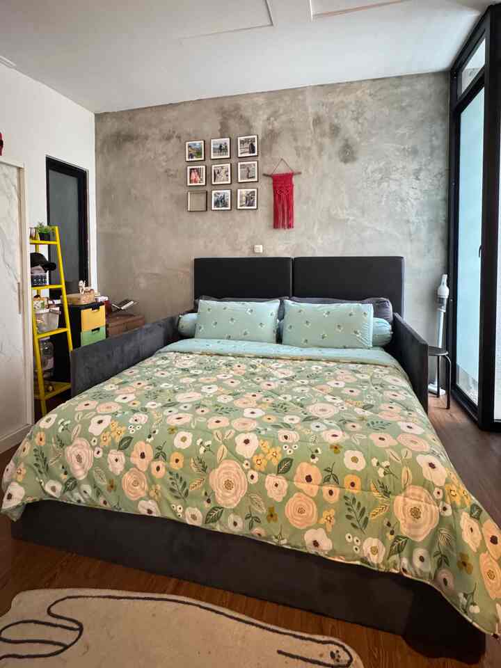 Masterbed room di rumah kami, untuk menciptakan kamar yang nyaman buatku adalah selalu menjaga kebersihannya 😍
Kamar tidur yang nyaman merupakan ruangan penting untuk beristirahat. Setelah seharian beraktivitas, kita dan orang tersayang bisa melepas lelah dan memulihkan diri di tempat ini. Kamar yang nyaman dan menenangkan sangat esensial dalam mempengaruhi kualitas tidur seseorang.

#BedRoomStyling
#InspirasiKamar
#KamarTidurNyaman
#KasurBusa
#CatAcianMinimalis
#LantaiVinyl
#Cat
#KamarTidurIndustrial
#KamarNyaman
#InspirasiKamarIndustrial