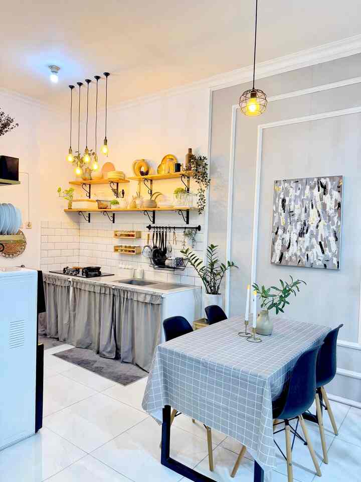 🔆 Open Space Kitchen and Dining 🔆

Karena luas rumah ini tidak terlalu besar, aku menerapkan konsep open space di hampir seluruh ruangan, termasuk area dapur dan meja makan.
Untuk color palletenya aku mengusung warna abu-putih-hitam-dan kayu terang yang lebih dominan, dipercantik dengan hiasan artificial plant hijau dan barang-barang dekorasi lainnya yang tidak hanya cantik tapi juga bisa difungsikan untuk mendukung kegiatan di dapur dan ruang makan.
Lumayan banyak ambalan di rumah kami, karena itu adalah upaya kami memaksimalkan space di dinding sebagai tempat penyimpanan barang karena tidak memungkin menggunakan banyak lemari. PRnya adalah kamu harus pintar-pintar memilih barang yang akan kami taruh di ambalan-ambalan tersebut.

#Dapur
#SubwayTile
#BackSplash
#KomporTanam
#Ambalan
#PlafonGypsum
#LantaiGranite
#MejaMakan
#KursiCafe
#WallDecor
#DapurOpenSpace
#RumahOpenSpace
#RumahTanpaSekat