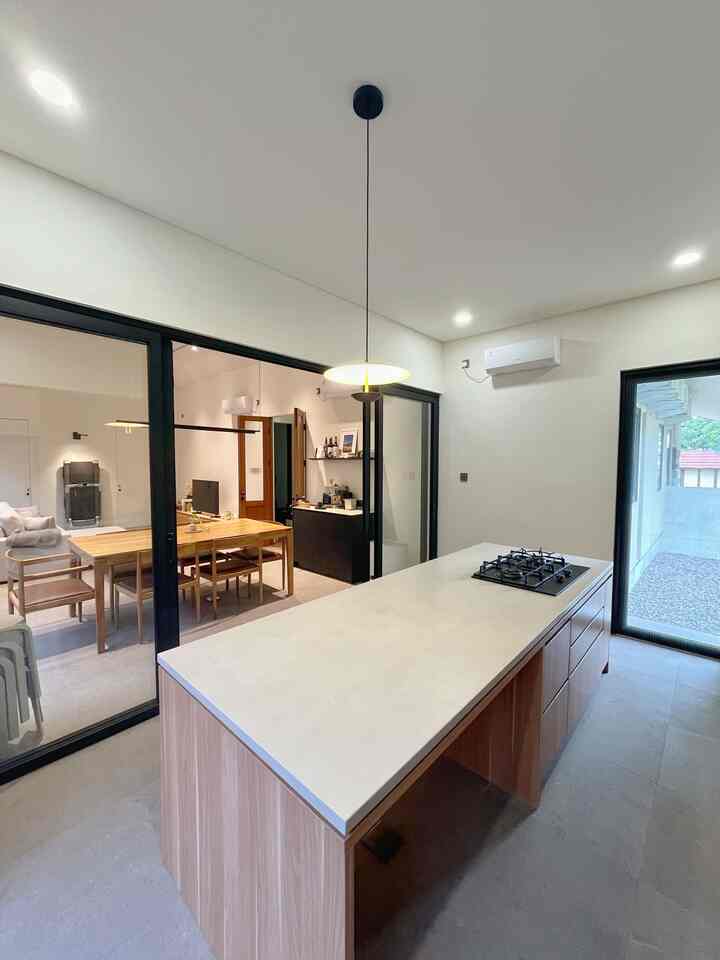 Kita cuma ada 1 kitchen di rumah, mau bersih atau kotor sama aja. Mau masak yang berbau atau masak ringan ya cuma di sini aja. Konsepnya menyatu sama area dining dan living alias open space. Jadi kita harus mikir gimana yaaa caranya tetep menyatu dan fungsional, akhirnya kita tambahin pintu sliding supaya kalau masak baunya ga ke seluruh rumah. Tapi ketika lagi ga dipakai masak, pintunya bisa dibuka dan ruangan tetep jadi open space. 

Ini solusi kita biar konsep tetep biasa open space, irit budget gaperlu 2 dapur, dan tetep fungsional!!!!

#DapurOpenSpace #RumahOpenSpace #RumahTanpaSekat #KitchenSetMinimalis #KitchenSet #diningarea #kitchenisland #kitchensink #preparea #mejamakan 