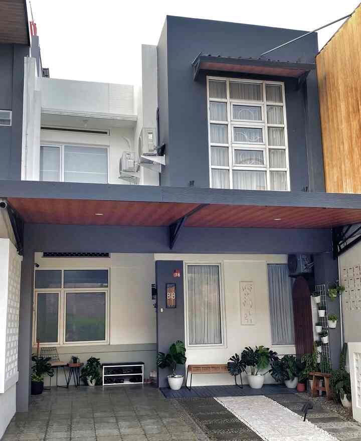 “Upgrade Fasad Bawaan Developer, Bisa Jadi Aesthetic! 🏡✨”

Redecor fasad asli bawaan developer.  Kurang lebih masih sama seperti saat pertama, hanya mengubah warna cat, menambah pintu, kanopi dengan plavon pvc dan dinding roster, serta redecor taman. 
📌Untuk privacy bangunan bagian atas bersisian dengan tetangga, gunakan kisi-kisi bahan grc motif kayu.
📌Pakai plafon PVC, biar rapi dan awet. 
📌Dinding bawah pembatas dengan tetangga pakai roster dicat putih, biar jadi vocal point di teras. 
📌Permainan warna dinding abu bikin tampilan rumah makin elegan. 
📌Trus biar nggak monoton, tambahin kursi rotan dan tanaman hijau, langsung berasa lebih hangat dan fresh! 🌿

#plafonpvc #catdinding #warnafasad #deckinglantai #deckbatualam #kursirotan #raksofasepatu #fasadminimalis #dindingroster #fasadrumahdeveloper #inspirasifasad #stylefasad #fasadrumah