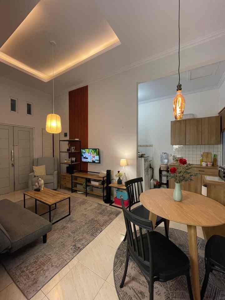 Open space kitchen & dining bisa bikin rumah terasa lebih luas, terang, dan nyaman! Tapi biar tetap fungsional dan estetik, ada beberapa hal yang perlu diperhatikan:

✨ Gunakan palet warna senada 
Biar dapur dan ruang makan terlihat menyatu, pilih warna yang harmonis. Bisa dengan tone netral atau kombinasi warna yang saling melengkapi.

✨ Pilih furnitur multifungsi 
Misalnya, meja makan yang bisa jadi tambahan area prep saat masak atau kursi yang bisa disimpan di bawah meja untuk menghemat ruang.

✨ Manfaatkan pencahayaan 
Gunakan lampu gantung di area makan dan benerapa lampu statement supaya suasana tetap cozy dan tetap fungsional.

✨ Gunakan karpet atau material berbeda 
Kalau mau tetap ada pembagian area tanpa sekat, bisa pakai karpet di ruang makan atau pilih material lantai yang berbeda untuk memberi batas visual.

✨ Jaga kerapian!
Karena ruang terbuka, dapur yang berantakan bakal langsung terlihat. Maksimalkan penyimpanan biar tetap rapi dan enak dipandang.

Siapa yang juga punya konsep open space di rumah? ✨ #HomeDecorTips #KitchenDining #OpenSpace #DapurOpenSpace #RumahOpenSpace #RumahTanpaSekat #DapurMinimalis 