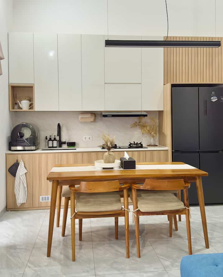 Karena berkonsep open space, diningset & kitchenset ini menyatu dengan lega.
Terkadang kami menggeser meja makan ini jika ada tamu yang cukup banyak, agar ruangan terasa lebih lega..

#DapurOpenSpace #RumahOpenSpace #RumahTanpaSekat #DapurMinimalis #DiningsetMinimalis #DapurJapandi #JapandiIndustrial