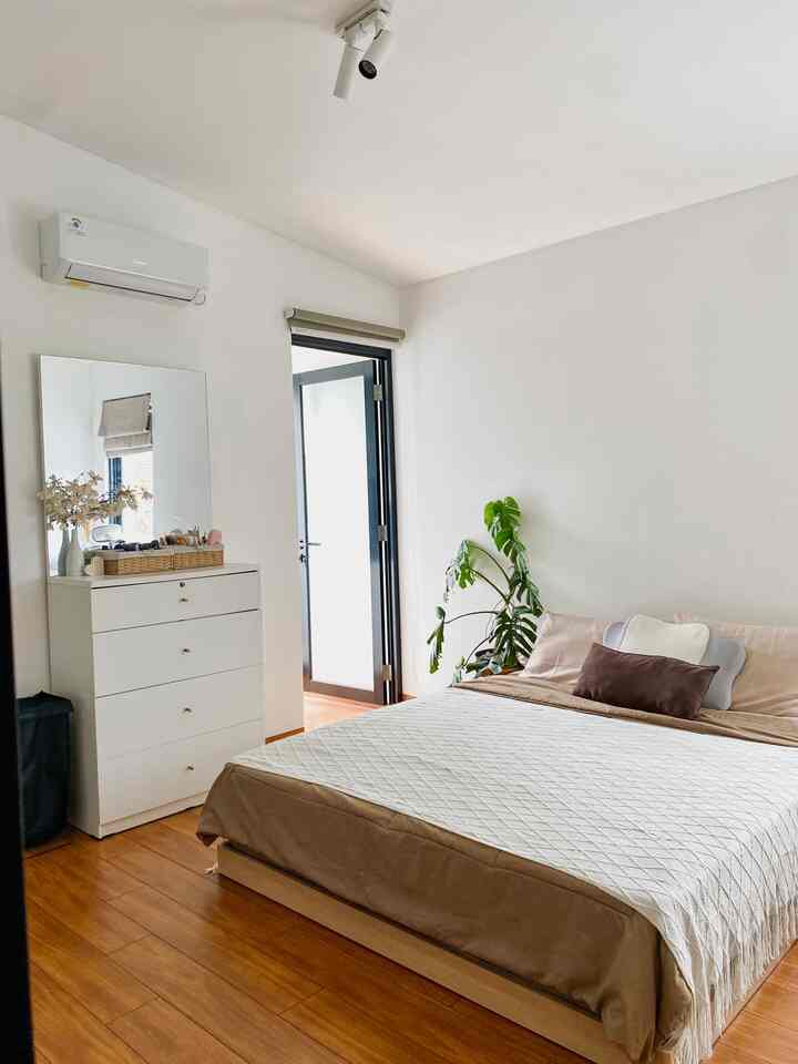 Banyak yang tanya soal lantai mezzanine ini.
Yups!
Lantai mezzanine ini kami fungsikan sebagai master bedroom. Dengan konsep minimalis, kami memberikan sentuhan warna putih & warna natural kayu, agar kesan warm lebih terasa disini.
Selain sebagai bedroom, di sudut kanan kami fungsikan juga sebagai working space. Meski tidak luas, tapi kami sangat nyaman ketik harus bekerja dari rumah.

#BedroomStyling #InspirasiKamar #KamarTidurNyaman #LantaiMezzanine #InspirasiMezanin #MezzanineInspo #InspirasiKamarMinimalis