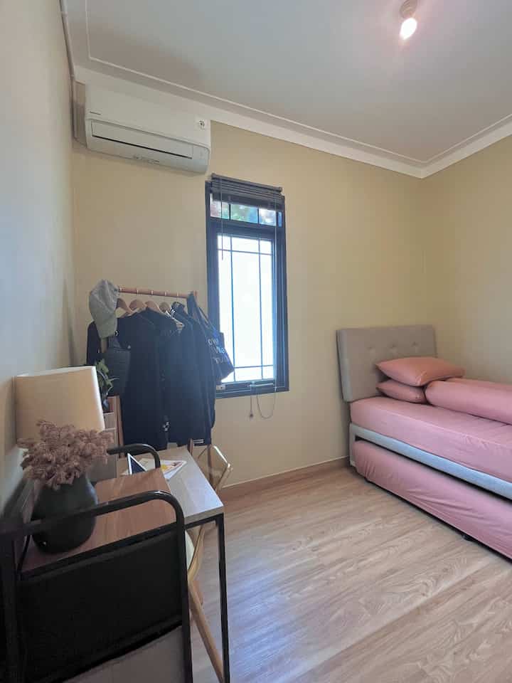 Ini adalah kamar yang berada di lantai 1 yang sering dijadikan tempat leyeh-leyeh karena kebanyakan kegiatan sehari hari ada di lantai 1, dan sering juga jadi kamar untuk tamu atau orang tua kalau nginep 

Dengan ukuran 3,3mx2,2m cukup “menantang” untuk penataannya, karena furniture yang digunakan harus benar2 pas alias ga bulky jadi kamar walau kecil tapi terlihat lapang  dan nyaman tentunya

Furniture seperti ranjang susun berukuran 12x200cm , kenapa susun? Biar ringkes karena kalau pake 160x200 bakal penuh nie kamar 

Pemilihan rak , meja dan rak gantung juga ga mau yang terlalu besar karena disesuaikan dengan luas dan fungsi kamar

Pemilihan lantai SPC juga membuat kamar ini jadi keliatan lapang dan hangat

Oh ya menggunakan pintu sliding juga salah satu tips agar kamar mungil terlihat lapang 

Bagaimana menurut temen temen? Semoga menginspirasi 
#lantaispc #spcflooring #ranjangsusun #cat #bedroomstyling #inspirasikamar #kamartidurnyaman


