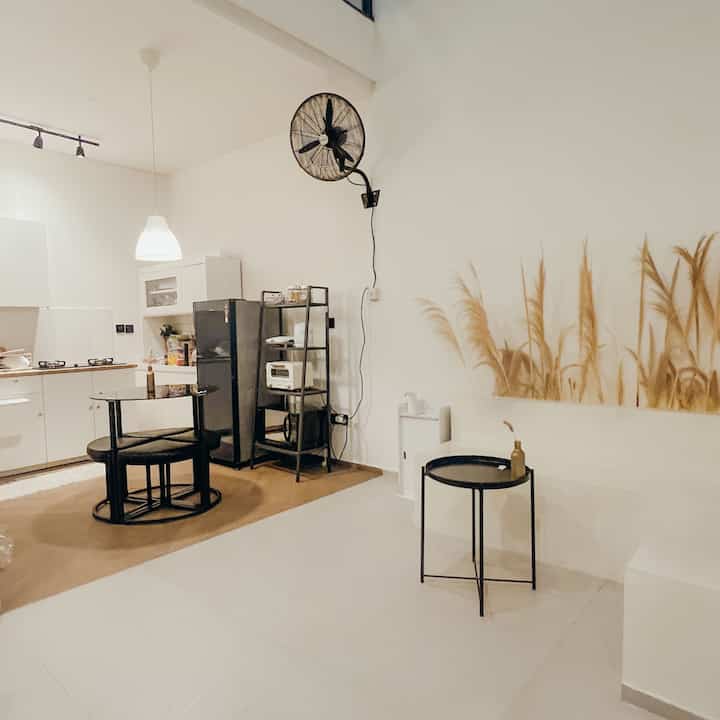 キッチンとダイニングにオープンスペースのコンセプトを選んだのは、リラックスして料理や食事を自由に楽しめる雰囲気を作りたかったからです。キッチンのニュートラルカラーにより、部屋はより広くモダンに見えます。また、料理をしたりおしゃべりをしたりしながら友人や家族と集まる居心地の良いコーナーも近くにあります。

 #DapurOpenSpace #RumahOpenSpace #RumahTanpaSekat #OpenSpaceLiving #KitchenGoals #RuangMakanKeren