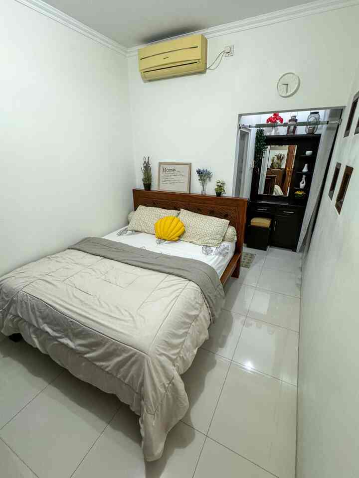 kamar ini berukuran kurang lebih 6m x 2,75m, termasuk kamar mandi dalam. karena bentuknya yang memanjang jujur saja agak tricky dalam mengatur perabotannya. kamar ini dulunya kamar utama sebelum renovasi. tapi sekarang dijadikan kamar tamu yang masih minim sentuhan dekorasi. 

agar tamu yang menginap merasa nyaman kamar ini dilengkapi kamar mandi dalam. cat sengaja kami pilih warna terang agar kamar terlihat luas dan bersih. sedikit ditambahkan dekorasi tanaman dan bunga artificial untuk mempercantik kamar, meskipun perabotannya jadul 😁

kedepannya ibok berencana memasang wall panel di bagian headboard dipan sehingga tampak lebih kekinian 🤭 juga mengganti gorden dengan roller blind atau sejenisnya.

btw jangan salfok dengan alat ngegym anak bujang yang terpasang di depan meja rias, karena disitu satu-satunya tempat yg proper untuk memasang alat tersebut 😁😂


#Cat #CatRumahMinimalis #WarnaCatRumah #KasurBusa #Dipan #PlafonGypsum #BedroomStyling #InspirasiKamar #KamarTidurNyaman #homestagram 
