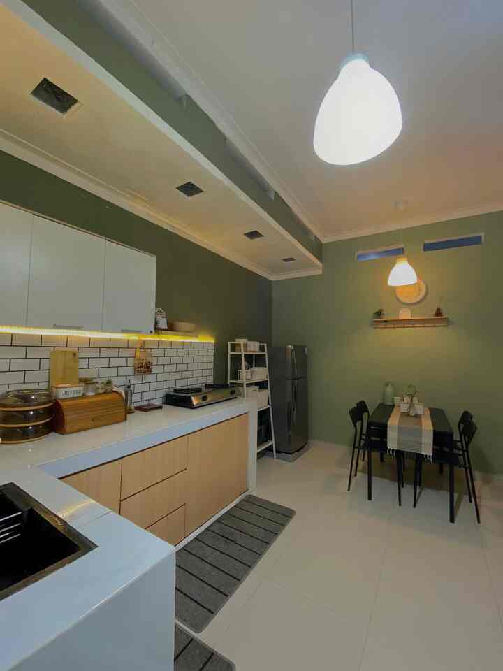 Open space vibes✨
Really like the night vibes in this kitchen and dining room, the green color makes the atmosphere so serene, with the kitchen and dining room united it also makes the house feel more spacious. 
There doesn't seem to be a partition between the dining room and the living room, we only give an Arch accent to add a sweet and aesthetic impression to this house. 
Hopefully it inspires 🤎
#dapuropenspace
#RumahOpenSpace
#RumahTanpaSekat
#warnacatdapur
#Arch