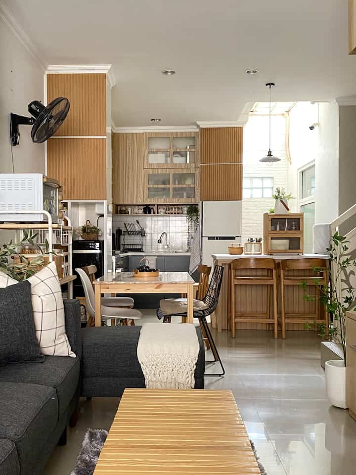 Ruang Makan Open Space, Solusi Rumah Kecil agar Terlihat Luas

Ruang makan dan dapur yang menjadi satu akan menciptakan ruang yang lebih luas, fungsional, dan terintegrasi. Konsepnya scandinavian modern dengan lebih menonjolkan unsur kayu. 

📌Ruang makan menampilkan eksplorasi dari material dan bentuk. Meja makan dengan 4 kursi, dimana kursi-kursinya kombinasi material. Ada kursi dengan material kayu, plastik dan besi, sehingga menciptakan kontras visual yang menarik dan memberikan kesan dinamis pada ruang makan. Material mejanya sendiri adalah kayu pinus.

📌Terdapat meja island dengan 2 kursi bar, selain berfungsi sebagai tempat menyiapkan makanan, juga dapat berfungsi sebagai meja makan tambahan karena anggota keluarga berjumlah 5 orang. Meja island moveable, ada roda penggerak tersembunyi, memungkinkan saat memindahkannya akan lebih mudah. Meja island dari material granit dilapis pvc interior film dan badan meja terbuat dari multiplex lapis hpl.

📌Dapur dengan desain L-shape memanfaatkan dua sisi dinding, memberikan area kerja yang luas tanpa menghabiskan terlalu banyak ruang. Menciptakan workflow yang memudahkan penerapan kitchen work triangle (hubungan antara kompor, wastafel, dan kulkas) untuk efisiensi saat memasak. Dengan dua sisi dinding, memungkinkan lebih banyak lemari penyimpanan di bagian atas dan bawah. Countertop lebih luas, memberikan ruang kerja yang nyaman untuk mempersiapkan makanan. Material multipleks lapis hpl untuk kabinet bawah dan lapis pvc interior film untuk kabinet atas.

#mejaisland #hpltaco #lampugantung #rakbumbu #rakpiring #airfryer #kertasive #backsplashdapur #keramikkotakkotak #pvcinteriorsheet #kitchenset #kitchensetminimalis #dapurscandinavian #dapuropenspace #rumahopenspace  #rumahtanpasekat
