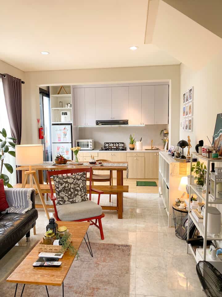 Menerapkan konsep open space pada area dapur dan meja marupakan cara efektif agar area yang tebatas tetap menjadi optimal dan dapat terasa luas dan ini sangat efisien agar dalam melakukan kegiatan sehari-hari di dapur

Memiliki area yang terbatas tapi tetep ingin terasa luas , konsep open space adalah solusinya. Karna tanpa sekat pembatas di area dapur , meja makan dan area keluarga ini sangat mengoptimalkan setiap penghuni dirumah berkegiatan masing-masing tapi tetap dapat berinteraksi

#kitchenset
#kitchencabinet
#dapuropenspace
#rumahopenspace
#rumahtanpasekat
#segehouse

