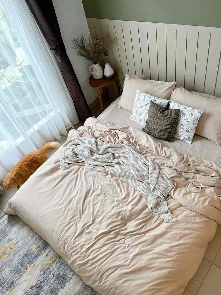  Kamar 3,5 x 3 tapi tetap cozy 🫶

Aku memutuskan tidak memakai dipan agar kamar ini tetap terasa lega. Lemari custom dikamar ini bertujuan untuk menghemat tempat dan memberi kesan minimalis. Di pojok kamar aku menambahkan tanaman kaktus agar suasana bertambah segar🥰

#RumahCatMinimalis
#WarnaCatRumah
#BedroomStyling
#InspirasiKamar
#KamarTidurNyaman 