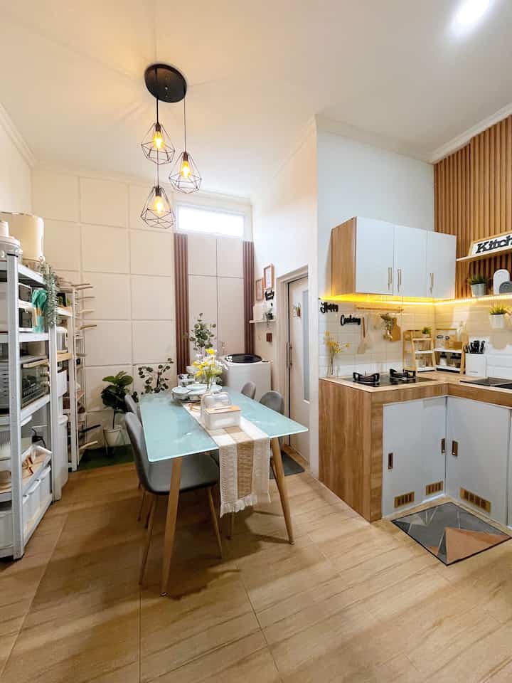 Kitchen and dining compact ✨

Dapur dan ruang makan compact ini menyatu tapi tetap terkesan luas di lahan yang terbatas, seperti dengan menggunakan firniture multifungsi, warna netral agar memberikan kesan luas, contoh nya kami menggunakan warna putih dan coklat yang senada. 

Penggunaan rak untuk menyimpan perabotan dan ambalan dinding sehingga bisa space saving.

Semoga mengispirasi🤗

#InspirasiDapurMungil #DapurCompact #CompactKitchen #DapurMinimalis #WarnaCatRumah #Wallpanel #Wallboard  
