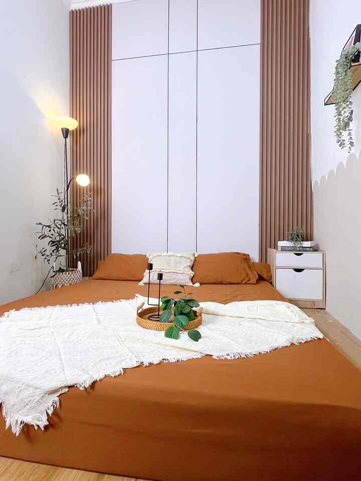 Cara kami membuat tempat tidur terasa nyaman, dengan menggunakan dekorasi sederhana misalnya kamar ini kami gunakan wallboard yang di mix dengan wallpanel, kemudian menggunakan warna-warna netral dan dekorasi yang sederhana, tidak lupa menambahkan tanaman artifisial berwarna hijau agar memberikan kesan segar pada ruangan.

#BedroomStyling #InspirasiKamar #KamarTidurNyaman #KamarMinimalis #DesainKamarTidur #Wallpanel #WarnaCatRumah