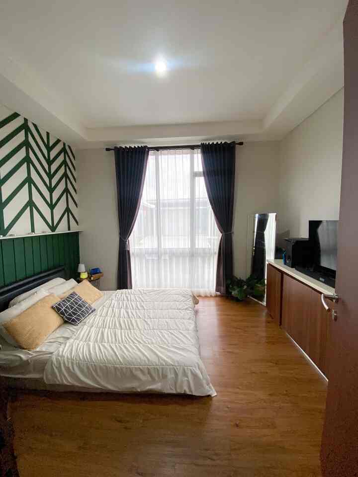 Kamar utama ini kami memang di buat simple tapi tetap ingin terasa nyaman dengan aksen utama pada 1 area dinding kamar. Kami membuat wall decor di area dinding dengan menggunakan wall betan dengan motif yang kami pilih

Di tahun ini kami mencoba hal baru dengan menambahkan kursi malas di area kamar ini , ini di gunakan saat kami ingin bersantai saat menonton tv di kamar. Ini pengalaman baru kami memasukan kursi malas di kamar , dan ternyata ini cukup dapat di nikmat

#walldecor
#wallbetten
#bedroomstyling
#inspirasikamar
#kamartidurnyaman
#segehouse