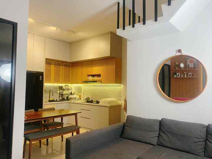 Dapur dan ruang makan serta living room jadi satu! ✨🍳Konsep open space bikin rumah kecil terasa luas dan
lega. Selain itu rumah terasa lebih intimate karna tidak ada tembok pembatas. Cukup tambahkan pencahayaan alami dan sentuhan dekorasi minimalis, ruang jadi estetik
dan fungsional. 🌿💡

#LampuPlafon #CerminBulat80 #SofaBedIkea #MejaMakanBenchEstetik #DapurOpenSpace #RumahOpenSpace #RumahTanpaSekat