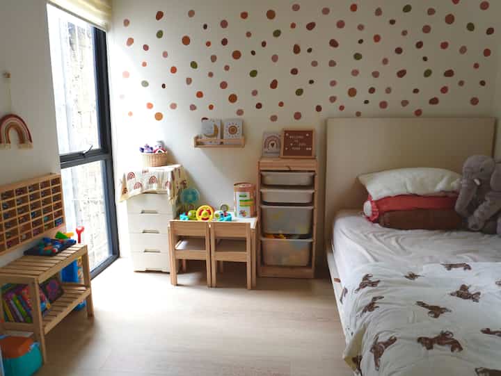 Pov: siap2 bobo siang di kamar anak 3x3.5
Kamar sekaligus tempat main anak yg bertemakan aestetik tp tetap ceria. Dengan sentuhan warna coklat bikin kamar jd warm. Sengaja pilih warna netral untuk kamarnya karna mainan2 anakku sudah sangat colorful🥰✨

#SelimutBeruangAnak #RakHotwheels #LetterBoard #StickerPolkadotWallpaperDinding #BedroomStyling #InspirasiKamar #KamarTidurNyaman #KamarAnakLakiLaki #PlayroomAnak #KamarTidurAnak
