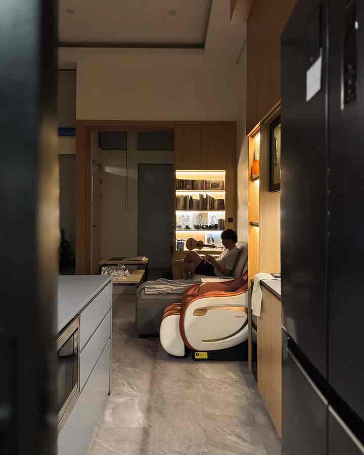POV : living room dari arah semi-outdoor kitchen & dining room🙌🏻

Dari developer sebenernya rumah ini udah pakai konsep open space. Nah yg membedakan setelah renov adalah pintu kaca yg menghubungkan area dining & dapur semi-outdoor. Sebelumnya pintu kaca dgn model 2 daun pintu kecil, 2 kaca mati kiri kanan. Saat renov kita putuskan buat mengganti pintunya dengan pintu kaca besar dgn 2 daun pintu aja. Jadi ketika pintu kaca dibuka, bukaannya lebih besar, jadi area indoor lebih terasa menyatu dgn area outdoor🍃
#DiningRoomMinimalis #PintuKacaBesar
#DapurOpenSpace #RumahOpenSpace
 #RumahTanpaSekat
