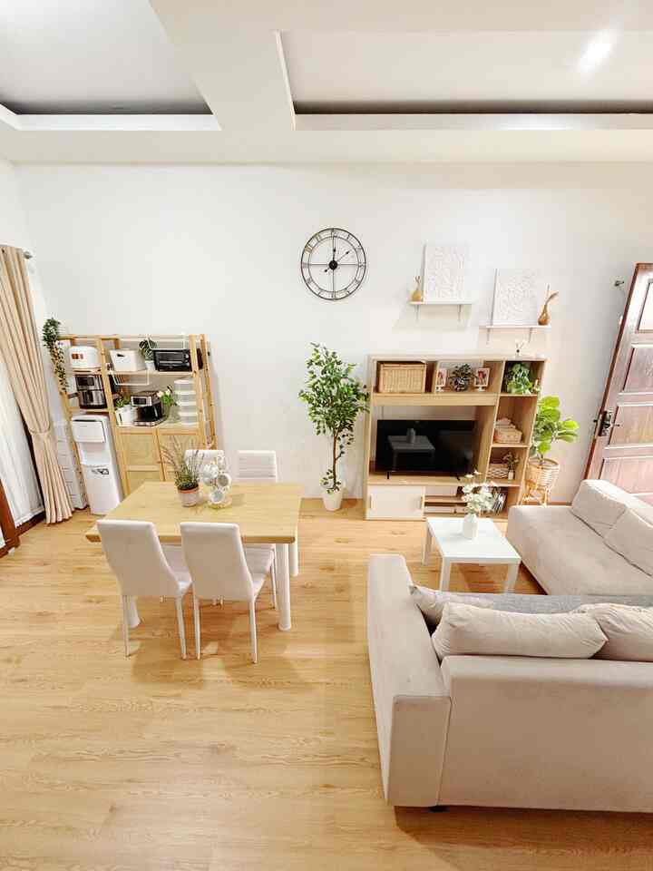 Rasanya bersyukur banget bisa nemu produk bagus dan murah seperti lantai vinyl yang kami gunakan di rumah kami ini. Jujur lantai granite di ruangan ini sebenarnya sudah banyak baret dan rusak karena gesekan perabot, dan kalau dilihat dari jarak dekat terkesan kotor dan tidak rapi.

Setelah pencarian panjang, akhirnya kami putuskan untuk menambahkan vinyl pada ruangan ini yang mana dari segi budget juga sangat affordable. 

Selain itu vinyl ini juga punya banyak warna dan motif, jadi bisa menyesuaikan dengan keinginan sendiri. 

Jujur kami lebih suka dan sangat puas dengan tampilan rumah sekarang, karena terkesan lebih hangat dan aesthetic. 

#MaterialRenovasi #MaterialMurah #RenovasiAffordable #RenovasiLantai #LantaiVinyl #LantaiVinylMurah #RenovasiRumah