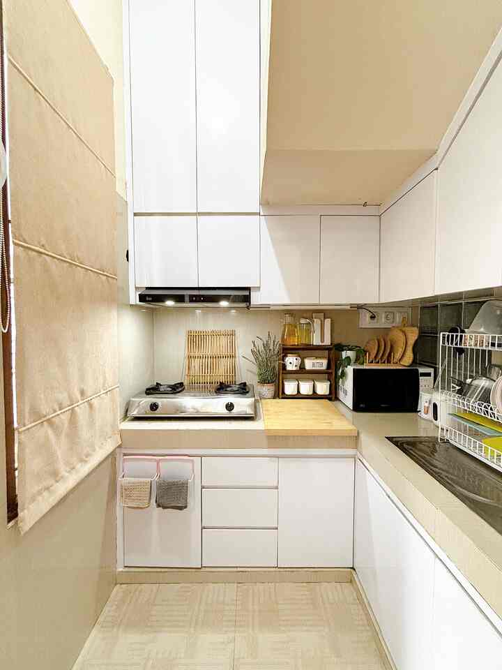 Dapur kami ini sangat compact dan mungil. Ukurannya hanya 2,8 x 1,8 meter/segi. Walaupun kecil tapi dapur ini sangat nyaman dan rapi.

Kami gunakan kabinet kitchen set tertutup agar printilan dapur bisa tersusun rapi di dalamnya. Dan kami juga usahakan memakai warna yang terang agar dapur ini terkesan luas dan lega.

Semoga bisa menginspirasi untuk teman-teman yang punya dapur kecil seperti dapur kami ini. 

#InspirasiDapurMungil #DapurCompact #CompactKitchen #DapurKecil #InspirasiDapur #DapurMungil #DapurAesthetic #Dapur #KitchenSet #KitchenSetMinimalis