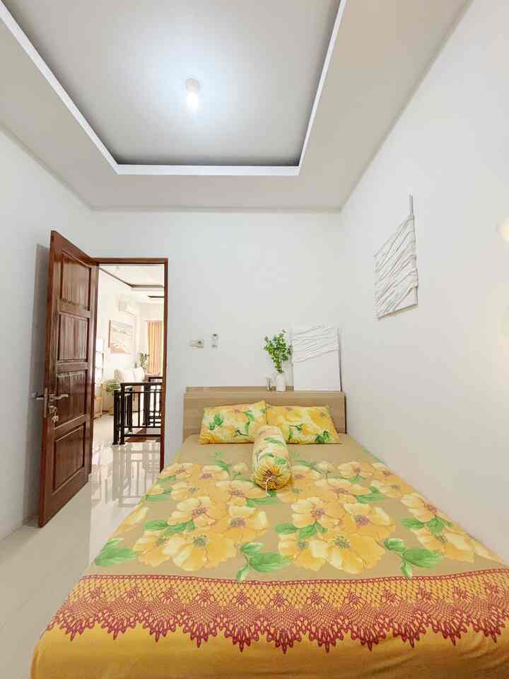 Usaha yang kami lakukan agar kamar utama ini terasa nyaman adalah dengan meminimalisir prabotan. Kami hanya menggunakan produk yang memang harus ada di kamar tidur sepeti divan dan kasur.

Kamar tidur ini benar-benar sederhana dan apa adanya tanpa banyak barang. Dan itu membuat kami menjadi lebih tenang dan nyaman beristirahat di sini. 

Semoga menginspirasi ya tetangga. 

#BedroomStyling #InspirasiKamar #KamarTidurNyaman #Kamartidur #KamarTidurSederhana #KamarTidurUtama #WarnaCatKamarTidur