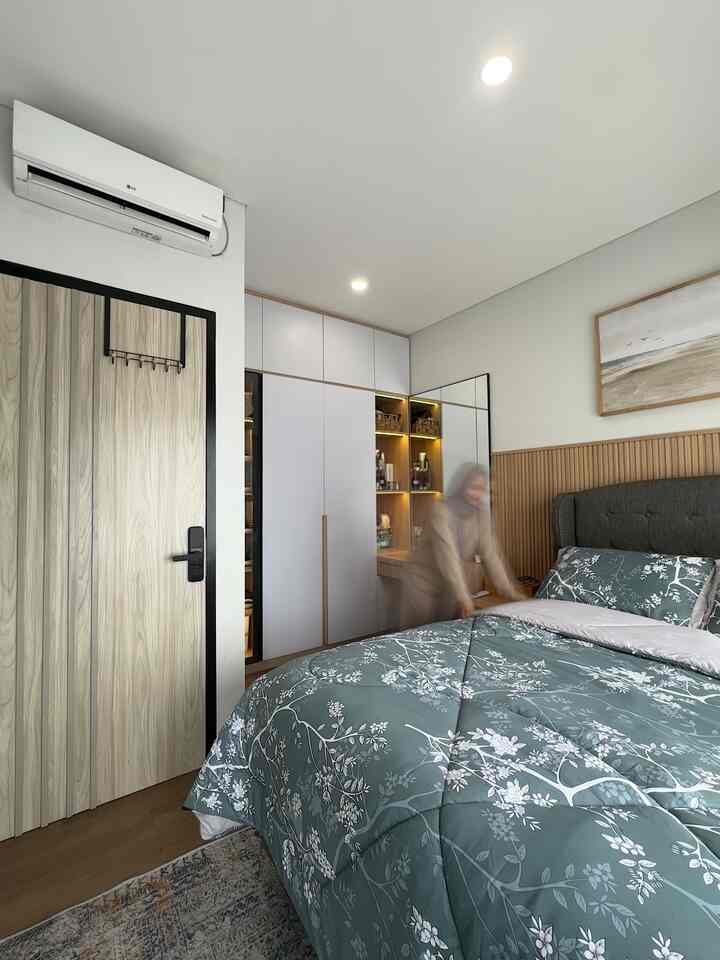 Natural tone 6-tatami bedroom with white walls and wood-tone furniture, featuring floral bedding and closet in a cozy atmosphere