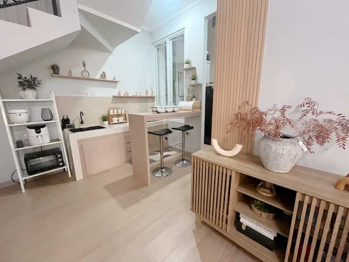 Open Space Dining dan Livingroom dirumah.shacca 🤗

Konsep dapur dan ruang tamu dirumah kami memang menyatu, tanpa sekat .
Solusi untuk mengakali agar bau tidak menyebar ke seluruh ruangan adalah, ketika memasak ada jendela besar yg dibuka sehingga hawanya langsung keluar ..

Kemudian setelah masak / mencuci piring segera dibereskan agar tidak terlihat berantakan dari ruang tamu.

#KitchenSet
#DapurOpenSpace
#RumahOpenSpace
#RumahTanpaSekat
#InspirasiRumah
#InspirasiDapurOpenSpace
#DesignDapunOpenSpace
#DesignRumahMinimalis