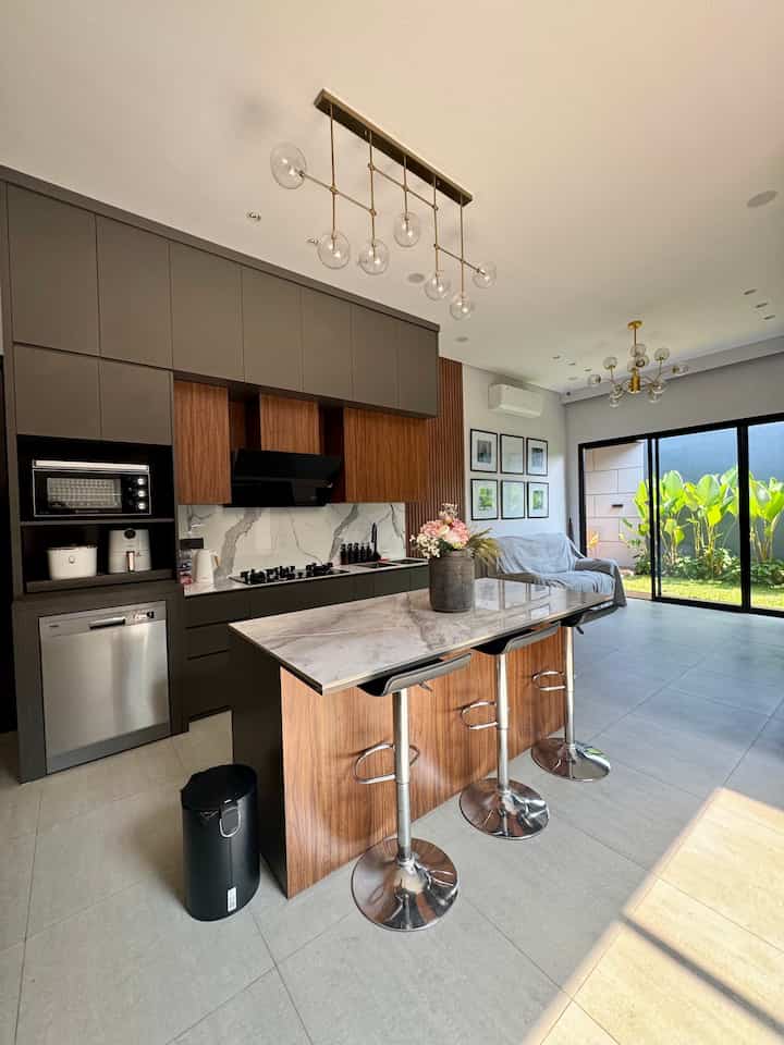 Kitchen dengan island menjadi pilihan kami, selain multi fungsi dapat difungsikan sebagai meja makan, island menjadi pilihan yang tepat ketika ingin menambah banyak storage di dapur. 
Yang menarik dapur kami berada di antara living room yang bersebalahan dengan taman belakang dan berhadapan dengan taman kering yang membuat dapur di #tentramdihuni menjadi terkesan lega. 

#DapurMinimalis #KitchenSet #PVCBoard #LantaiGranit #finishingHPL #HPLTaco #HPLAica #BigSlab #DapurOpenSpace #RumahOpenSpace #RumahTanpaSekat