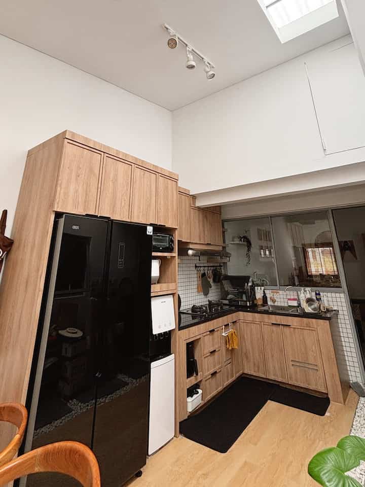 Area ini sisa lahan tanah di halaman belakang, yang kita renovasi menjadi kitchen & dinning area.. awalnya untuk kitchen hanya berukuran 1.5meter akhirnya kita rubah menjadi letter L seperti ini. karna melihat masih ada sisa lahan yang bisa dimaximalkan untuk kitchen ini.

tips nya untuk membuat ruangan ini terlihat lebih luas kita memisahkan meja makan dengan kitchen karna melihat area ini tidak lebar, jadi memanfaatkan sudut area untuk dinning.

semoga menginspirasi🩵

#Kitchenset #lampursorot #catdindingdapur #papangypsum #hplkitchen #hpltaco #kesetdapur #inspirasidapurmungil #dapurcompact #compactkitchen 