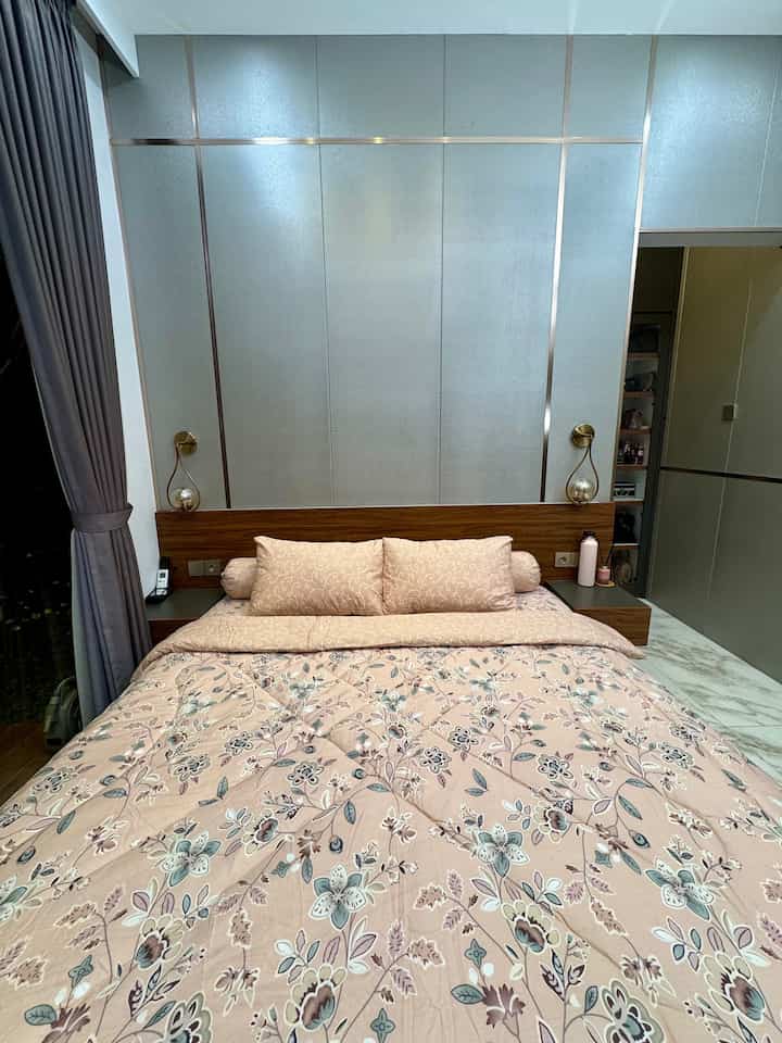Menurut aku kualitas tidur yang baik itu penting banget ya, salah satu cara bikin kualitas tidur lebih baik versi aku adalah dengan cara bikin kamar senyaman mungkin. 
Rutin mengganti bedcover set setiap minggu dan menambahkan wewangian di kamar tidur bisa jadi salah satu cara. Selamat mencoba 🤗

#MasterBedRoom #KamarUtama #Bedroom #sepreikatun #wallboard #pvcboard #customfurniture #bigslab #cattembokminimalis #cattembokeasyclean #WizLighting #BedRoomStyling #InspirasiKamar #KamarTidurNyaman 