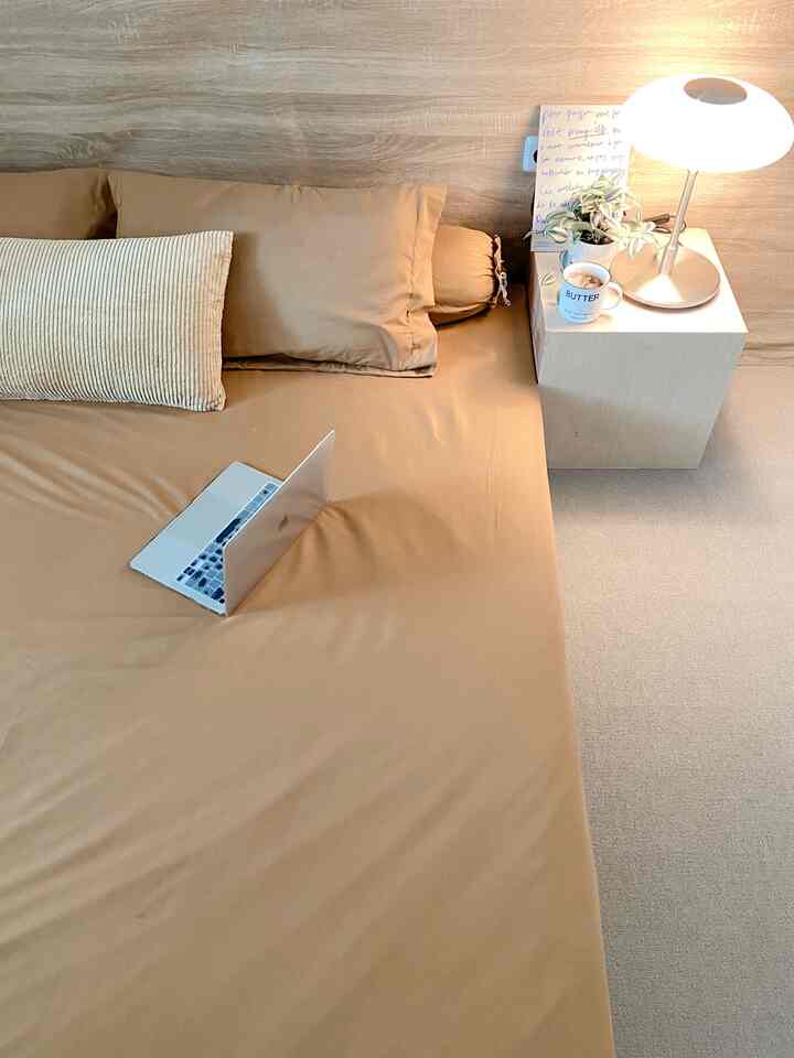 Kamar tidur ini berukuran 3x4m .. saya memilih kasur lantai dengan alasan keamanan untuk anak-anak.. saya tidak memasukkan banyak barang..hanya ada kasur dan lemari built-in.. saya rasa menambahkan lampu dengan cahaya yang warm bisa membuat kamar menjadi lebih cozy .. #kasurbusa #warnacatrumah #bedroomstyling #inspirasikamar #kamartidurnyaman #kamartidurminimalis #kasurlantai