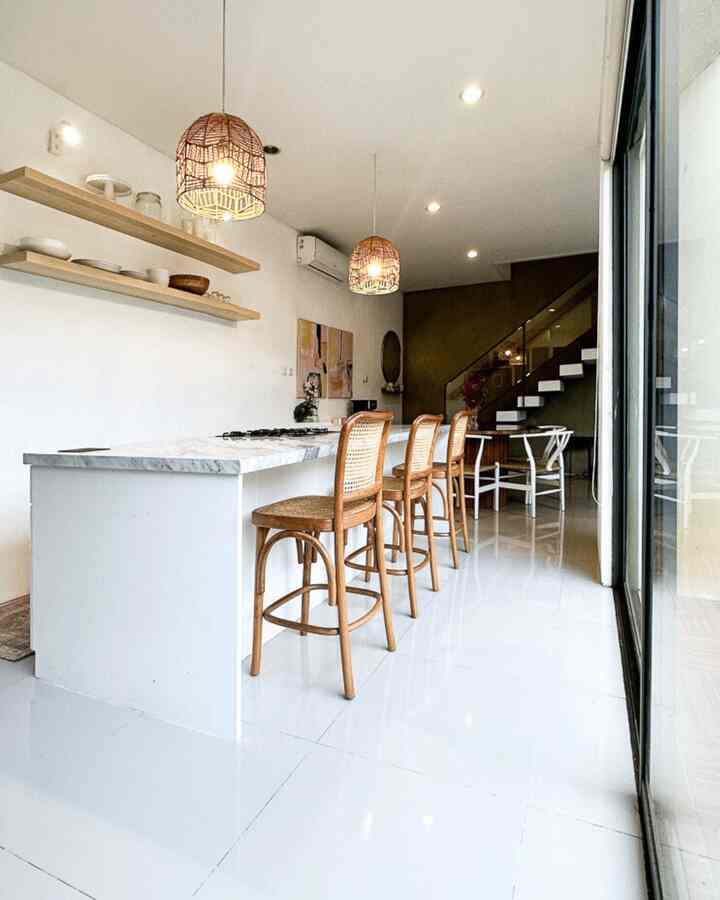 Dari dulu aku selalu ingin punya dapur nuansa putih kayak karya Shea McGee maupun Serena & Lily yang nggak cuma fungsional, tapi juga terasa hangat dan nyaman buat kumpul keluarga. Makanya, konsep open space kitchen ini jadi pilihan terbaik! Dapur ini baru rampung kurang lebih 2 tahun setelah kita pindah menghuni rumah ini karena bolak-balik konsultasi design sampai menemukan vendor interior design & build yang terbaik.

Selain bikin ruangan terasa lebih luas, area dapur dan ruang makan yang menyatu juga bikin aktivitas masak dan makan jadi lebih seru. Cahaya alami yang masuk dari jendela besar makin menambah kesan airy, sementara elemen kayu dan rotan bikin suasana tetap homey.

Detail kecil seperti kursi anyaman, lampu gantung rotan, dan meja makan kaca dengan base kayu benar-benar jadi statement di ruangan ini. Rasanya selalu menyenangkan bisa ngopi santai di sini pagi-pagi atau ngobrol bareng keluarga saat makan malam. Yuk komen di bawah, siapa yang juga suka konsep open space kitchen gini ⬇️

#KitchenSet #KitchenSetMinimalis #DapurOpenSpace #RumahOpenSpace #RumahTanpaSekat
#dapurmodern #dapurputih #toptablemarmer #cararamarmer #lampugantungrotan #kabinetaksenrotan #kursibarjati #kursimakanjati #mejamakanjati #NordicHome #Scandinavian #TheABChaven

