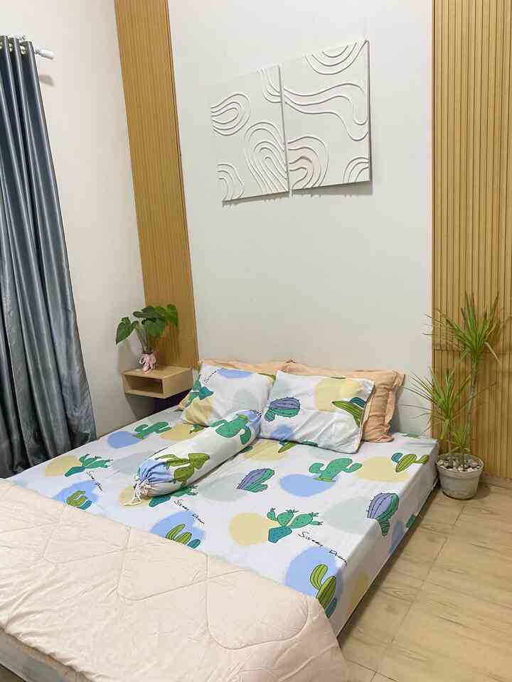 Master Bedroom kami sederhana size 5,5 x 3,75m terdapat toilet dan wardrobe di dalemnya. Namun khusus area bedroom hanya ukuran 3,4 x 3,5m
Kami putuskan untuk belum memakai dipan karena masih memiliki balita
Kami memakai aksen motif kayu di lantai, walpanel WPC dan nakas gantung agar terlihat simpel dan japandi
Hiasan dinding pun kami buat DIY memakai kanvas 30x40 dan list pelindung pintu dg motif abstract☺️ karena lemari pakaian masih pakai bawaan pas jaman ngontrak jd blm muat ke area wardrobe kami taruh di sebrang bed,
Gimana Menurut tetangga online??

#PlafonGypsum #KasurBusa #BedroomStyling #InspirasiKamar #KamarTidurNyaman #WarnaCatRumah #MasterBedRoom