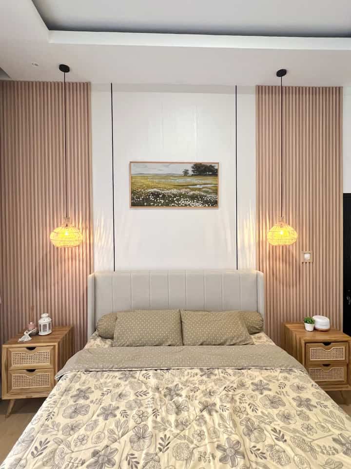 Agar kamar tidur dirumah menjadi nyaman
1. Pemilihan tempat tidur yang tepat (firm, medium firm untuk bed beserta ukurannya disesuaikan dengan ukuran ruang kamar)
2. Pemilihan bed sheet juga sangat penting, karena berkaitan dengan kenyamanan saat tidur, pilih bahan yang menyerap keringat seperti katun. 
3. Dekorasi kamar yang tidak berlebihan tapi lebih ke fungsional, pilih dekorasi estetik dan fungsional itu poin plus seperti meja nakasku.
4. Letakkan diffuser dengam oil aromatherapy atau bisa juga reed diffuser sebagai aromatherapy ruangan. Istirahat dikamar akan semakin rileks. 
5. Gunakan lampu ambience dengan cahaya warm white agak menambah suasana hangat. 
6. Tambahakan walldecor agar kamar makin aesthetic 

#kamartidur #bedroom #springbed #wallpanel #woodpanel #wallboard #lampugantung #walldecor #lampugantungrotan #bedroomstyling #inspirasikamar #kamartidurnyaman