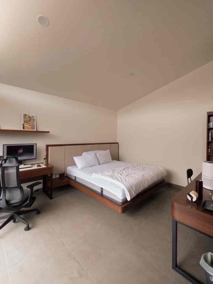 kamar tidur kami tergabung dengan meja kerja paksu. tujuannya agar paksu tau waktu kapan harus beristirahat. kebetulan saat tinggal di apartment sebelumnya, paksu sering banget tidur terlalu larut malam. 

desain kamar kami dibuat secara minimalis untuk menciptakan suasana nyaman saat istirahat maupun bekerja

#keramikminimalis
#kursikerja
#hplfurniture
#lampudownlight
#bedroomstyling
#inspirasikamar
#kamartidurnyaman