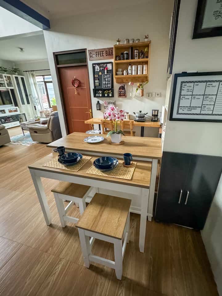 open space mini pantry-dining dengan living room ini membuat semua anggota keluarga nyaman. ibok yg sedang menyiapkan makanan, bisa sambil ngobrol dan mengawasi anak-anak plus paksu yang biasanya menunggu di living room. 

gimana menurut tetangga? tertarik juga kah mengaplikasikan konsep open space ini? 🥰


#KitchenSet #KitchenSetMinimalis #PlavonGypsum #WarnaCatRumah #Cat
#DapurOpenSpace
#RumahOpenSpace
#RumahTanpaSekat
#homestagram 
#homecafe 
#AOHS10