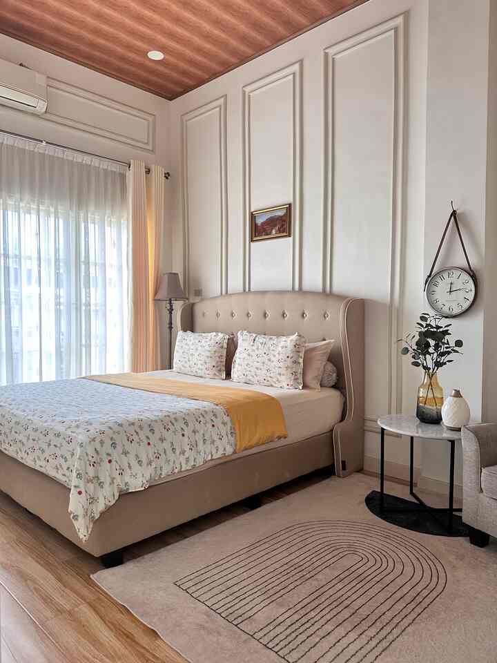 Kamar dengan ukuran standar 3x4 hanya diisi dengan tempat tidur dan 1 sofa+meja agar tidak terkesan sempit, di sebelahnya ada walk in closet untuk penyimpanan pakaian. Dipan dari Serta menurutku menjadi fokus point kenyamanan dan saat huntingnya pun cukup menguras waktu dan tenaga bagi kami yang tinggal di ujung pulau Sumatra

#dipan #plavonpvc #moulding #bedroomstyling #inspirasikamar #kamartidurnyaman #bandaaceh