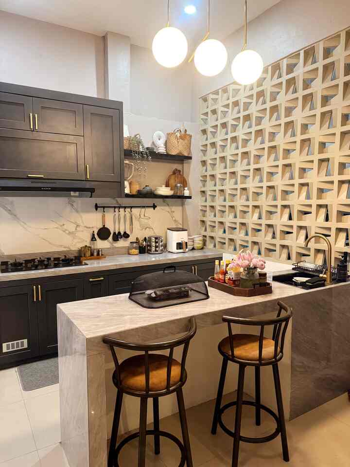 Dapur sederhana dan masih bagian dari konsep open space karena terhubung dg ruang keluarga & ruang tamu. Area ini kami jadikan area dining sementara selagi belum memiliki meja makan, tepatnya di island bar. Dapur bertemakn modern classic ini kami custom dng menggunakan bahan multipleks berlapis HPL. #kitchen #kitchenset #kitcheninspo #dapurimpian #inspirasidapur #dapurmodern #dapur  #InspirasiDapurMungil #DapurCompact #CompactKitchen #DapurOpenSpace #RumahOpenSpace #RumahTanpaSekat #dekorasidapur