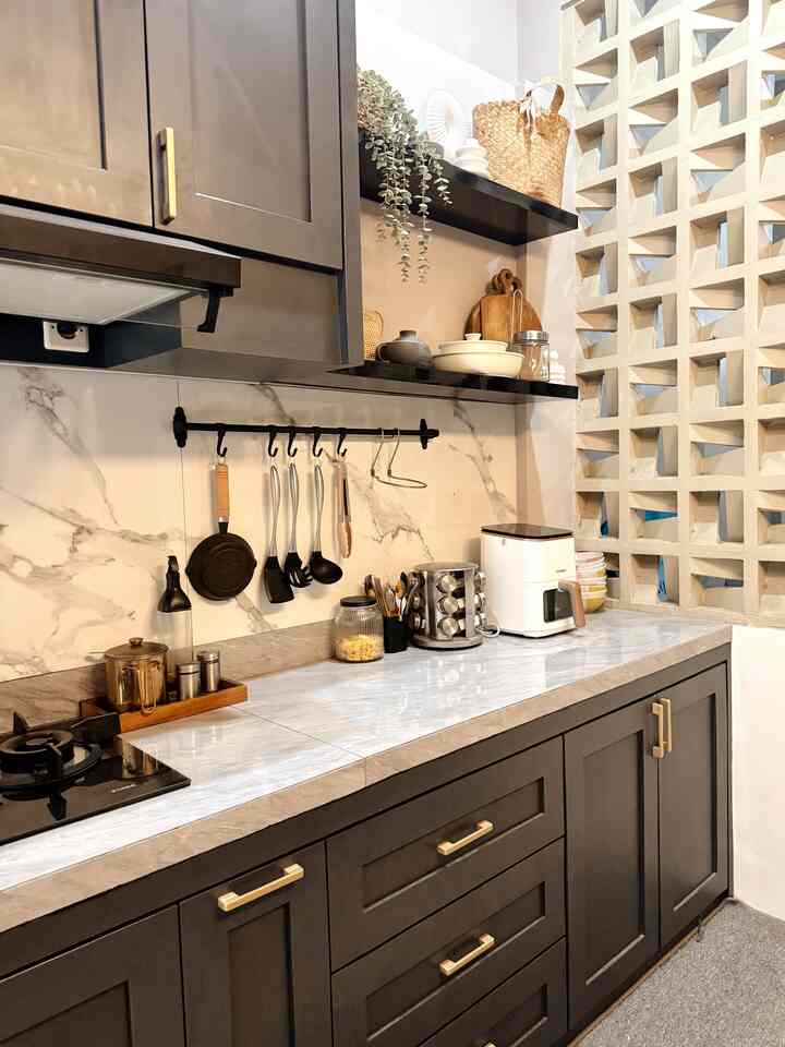 Modern kitchen in black and white tones featuring neatly organized cooking utensils and kitchenware