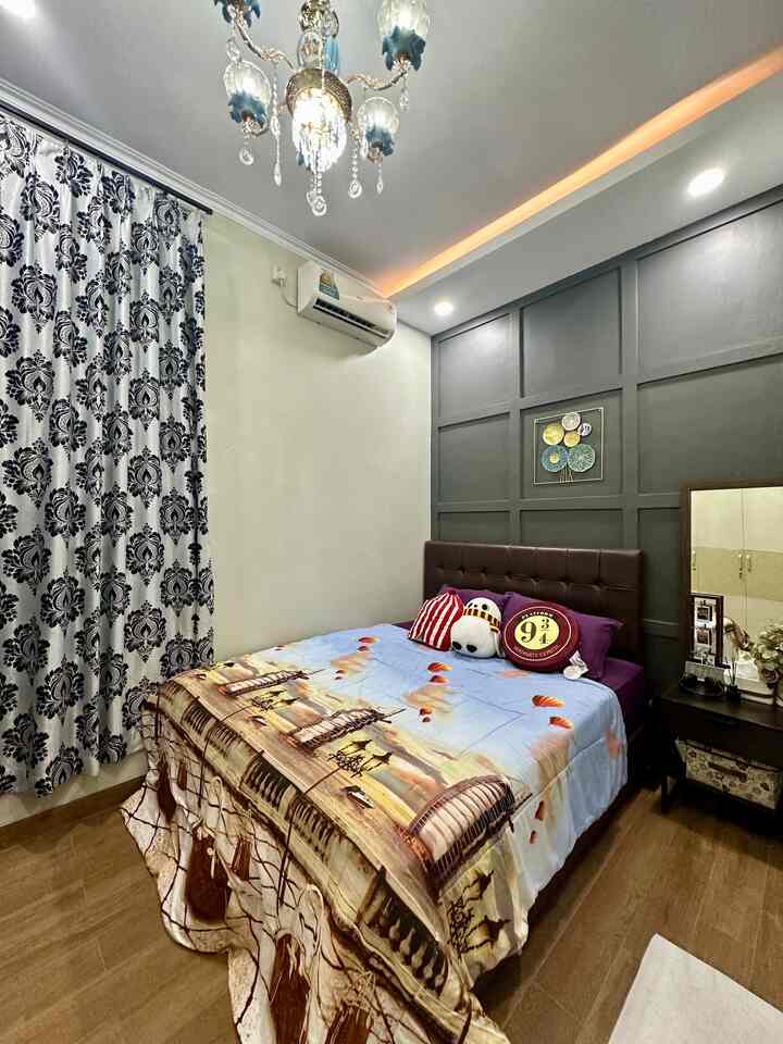 
• Kamar Tidur Compact 2,5x3,5m •

Hello, O!House friends, dengan luas kamar yang terbatas, aku tidak banyak meletakkan barang. Hanya tempat tidur ukuran 160, satu meja nakas, cermin dan lemari pakaian.

Lampu kristal menjadi aksen yang mempercantik kamar. Lantai granit bermotif kayu menjadikan kamar berkesan hangat. Lalu agar tidak bosan, aku mengganti bantal-bantal, seprai dan bed cover.

#BedroomStyling
#InspirasiKamar
#KamarTidurNyaman
#CatRumah
#LampuKristalGantung
#GranitMotifKayu
#KamarCompact
