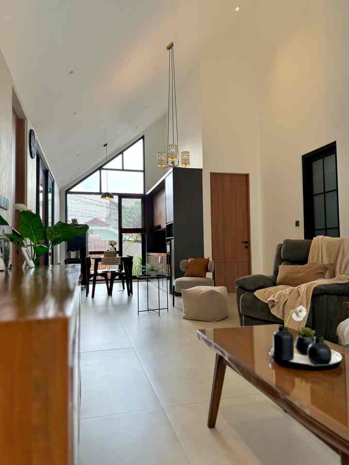 Ruang terbuka ini benar-benar mengubah suasana rumahku. Dengan desain yang lapang, setiap sudut terasa lebih hidup dan mengundang. Ketika aku memasak, suara tawa dan cerita keluarga mengisi udara, menjadikan setiap momen lebih bermakna. 

Tak hanya sekadar menyajikan makanan, tetapi juga menyajikan kebersamaan yang hangat. Dapur yang terintegrasi dengan ruang makan ini menciptakan pengalaman yang tak terlupakan, di mana setiap hidangan adalah hasil kolaborasi cinta dan kreativitas. Bisa menikmati setiap detik di ruang ini ✨

#KitchenSet
#KitchenSetMinimalis 
#WarnaCatRumah 
#DapurOpenSpace
#RumahOpenSpace
#RumahTanpaSekat