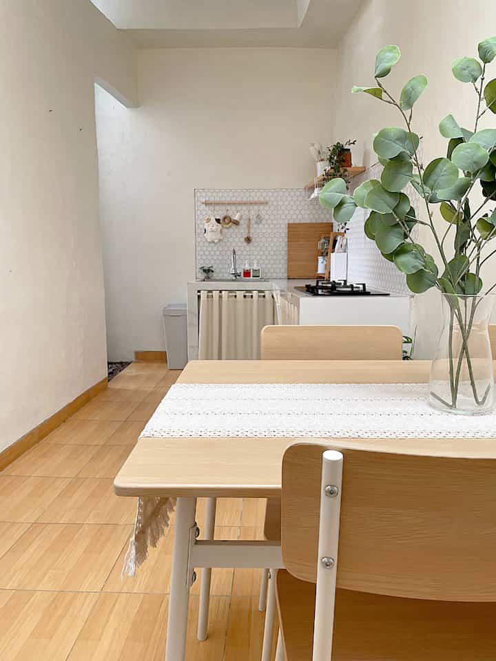 Dapur compact ukuran 2,5x3 m2. Supaya kelihatan luas dapur ini tidak banyak kami beri dekorasi. Dapur berbentuk L yang bersebrangan dengan meja makan. Pemilihan meja makan juga disesuaikan dengan ukuran ruangan agar tetap terkesan luas.

#InspirasiDapurMungil #DapurCompact #CompactKitchen #MejaMakan #CatDindingDapur #LantaiKeramikKayu