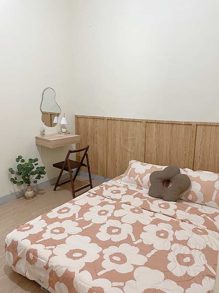 Kamar mungil ukuran 2x2,5 m2 tapi tetap nyaman. Pemilihan kasur sengaja dengan ukuran 160x200 agara kamar tidak terkesan sesak dan penuh. Penggunaan ambalan gantung dan kursi lipat juga membuat space terlihat lebih luas. 

#BedroomStyling #InspirasiKamar #KamarTidurNyaman #CerminAesthetic #BedCover #KertasiveCllasicaOak #KursiLipat