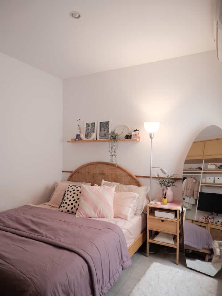 Bikin kamar 3x2.8m tetap cozy✨
Menurutku yang terpenting dari menata kamar berukuran terbatas adalah memilih furniture yang terkesan “ringan” dan tidak “bulky” agar ruangan tidak terasa pengap.

Menggunakan cermin full body / cermin berukuran besar juga jadi salah satu trick agar ruangan terlihat lebih besar.🪞

Agar tidur lebih nyaman pastinya pilih bedsheet dengan bahan kain yang lembut dan halus dilengkapi throw dan cushion sebagai pelengkap~

#DipanRotan #NakasBambu #StandingMirror #BedroomStyling #InspirasiKamar #KamarTidurNyaman #BedroomInspo #BedroomDecor