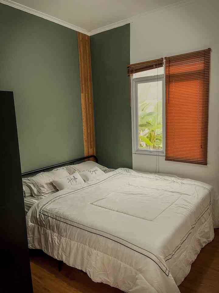 Nyaman, sejuk dan tenang. 3 kata yang menggambarkan kamar utama dirumah ini. Luas kamar 3 x 2 m2, sehingga perabotan dikamar ini hanya 1 lemari 3 pintu dari ikea dan kasur berukuran 180 saja.

Perabotan yang secukupnya sesuai fungsi dan tetap mengutamakan kenyamanan istirahat salah satunya dengan bed cover yang super nyaman.

#lemaripakaianikea #cattembokestetik #bedcoveradem #lantaivynilestetik #bedroomstyling #inspirasikamar #kamartidurnyaman