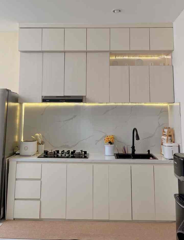 Kitchen set minimalis @dirumaa.ina ^^

Halo tetangga O!house👋

Selamat datang di dapur dengan kitchenset minimalis segaris ini 🤗

Dapur ini adalah impian kami. Design dan warna dengan nuansa cream putih menjadi pilihan kami.

Next semoga segera ada meja makan di depan kitchenset ini hihi 😍

#Kitchenset #KitchenSetMinimalis #PlavonGypsum #WarnaCatRumah #InspirasiDapurMungil #DapurCompact #CompactKitchen