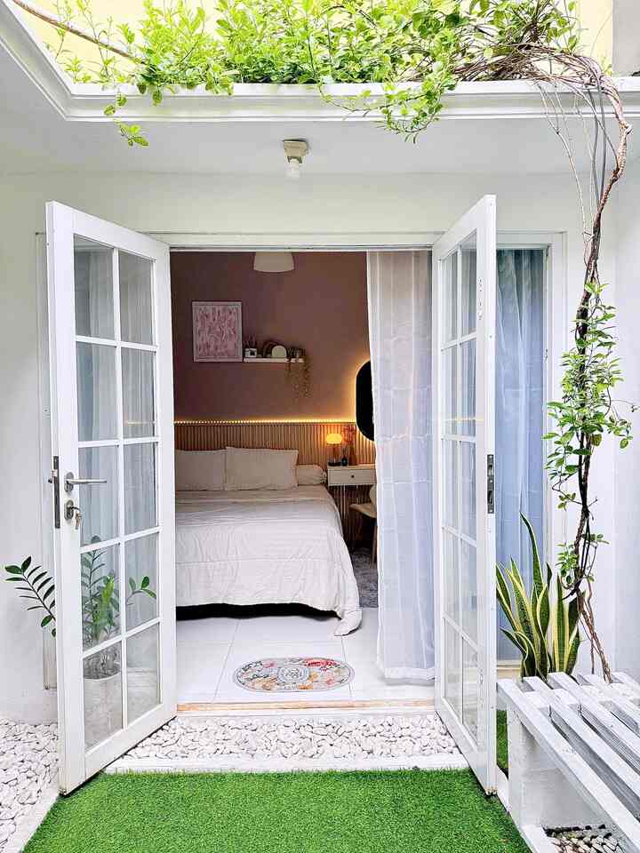 🔆 Comfort Bedroom 🔆

Untuk menciptakan kamar yang nyaman, ada beberapa hal penting yang menurutku harus ada di dalam kamar, yaitu:

1. Bukaan yang lebar.
Sirkulasi udara yang baik membuat kamar terasa lebih segar dan nyaman untuk ditempati.

2. Kasur sesuai kebutuhan.
Karena aku tidak terlalu cocok dengan kasur pegas atau busa, aku memilih kasur latex supaya postur tulang belakang lebih baik dan tidak pegal ketika bangun tidur.

3. Bed Cover set yang nyaman.
Tidak perlu mahal, asal kita bisa memilih yang bahannya nyaman di kulit dan sesuai budget. Eits, memilih sprei dan sarung bantal itu juga bagian untuk merawat kulit, lho!

4. Pencahayaan yang baik.
Sebisa mungkin kita menyediakan beberapa lampu di kamar, tujuannya untuk membedakan suasana kamar ketika tidur dan ketika beraktifitas. Pencahayaan yang baik bisa mempengaruhi kualitas tidur lho, jangan terlalu terang yah lampunya ketika sedang tidur ☺️

5. Unsur dekorasi.
Unsur dekorasi di sini mencakup cat yang sesuai selera, reed diffuser dengan aroma yang menenangkan, gorden yang sesuai kebutuhan dan budget, dan beberapa hiasan cantik supaya kamar lebih terasa hidup dan menambah kenyamanan.

1/3 hidup kita itu dihabiskan di dalam kamar, jadi menurutku penting banget mengusahakan kamar yang nyaman, untuk tidur ataupun aktifitas lain seperti bonding dengan anak dan deep talk dengan pasangan ☺️


#Bedroom
#KasurLatex
#BedCover
#PintuAlumunium
#Gorden
#HeadBoard
#WallPanel
#CatTembok
#BedroomStyling
#InspirasiKamar
#KamarTidurNyaman