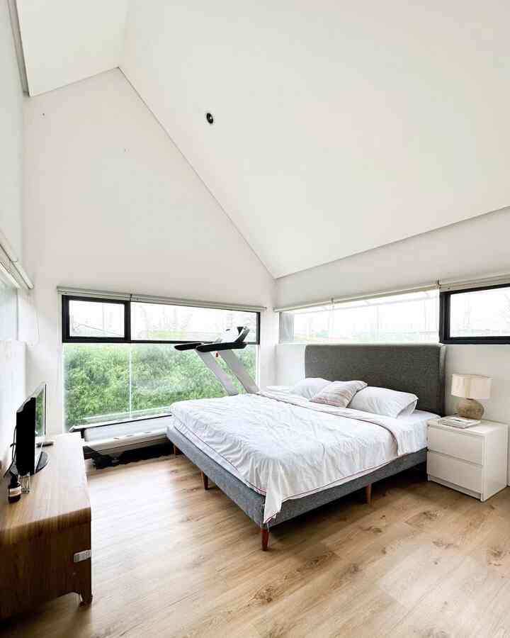 ✨ Nordic Minimalist Bedroom ✨

Simplicity meets serenity! Kamar tidur dengan konsep Nordic minimalis ini menghadirkan suasana yang bersih, terang, dan nyaman. Dominasi warna putih, elemen kayu alami, serta pencahayaan alami dari jendela besar membuat ruangan terasa luas dan menenangkan.

Less is more—tanpa dekorasi berlebihan, hanya esensial yang tetap fungsional dan estetik!

#Ceilingtinggi #rollerblind #dipanminimalis #mejasampingtempattidur #bedsidelamp #SPCnordiclightoak #duvethangat
#NordicMinimalist #ScandinavianDesign #BedroomGoals #SimpleLiving #BedroomStyling #InspirasiKamar #KamarTidurNyaman #Scandinavian #NordicHome #TheABChaven