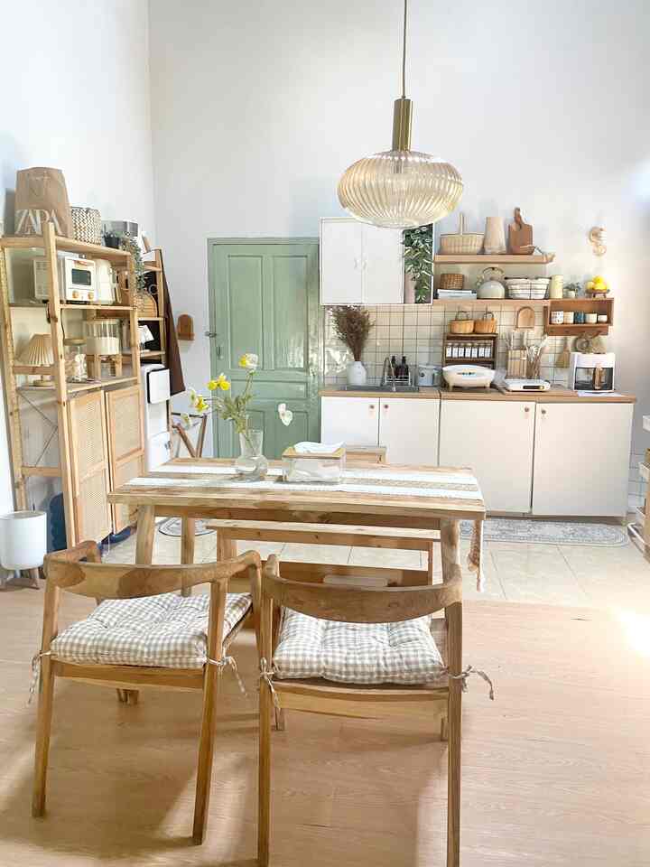 Gmna sih caraku styling dream kitchen ala aku?
Konsep rumah aku tuh open space jadi living, dining, kitchen menjadi satu area

Untuk ukuran sisi dapur ini panjang 3,5 m dan lebar 4 m 
Dapur ini aku pake dapur jadi dari knoxhult ikea dengan 2 kabinet yg terdiri dari panjang 120 cm dan panjang 80 cm (dengan masing masing lebar 60 cm, tinggi 75 cm)

Styling dapur mengikuti warna dari kabinet dapur yaitu white and wood. Aku tambahkan kabinet atas warna putih serta 2 ambalan untuk dijadikan storage dan dekoratif (mempercantik kesan estetik di dapur ini)

Karna dapur ini segaris minimalis kami jadikan dapur ini untuk dapur kering dengan memakai kompor induksi dari 🥰🥰

Meja makan kami pilih furniture kayu jati dari jepara beserta kursinya 🤎🤍 

#kitchenset #kitchensetminimalis #kitchensetikea #mejamakanjati #mejamakanset #backsplashdapue #dapuropenspace #rumahopenspace #rumahtanpasekat