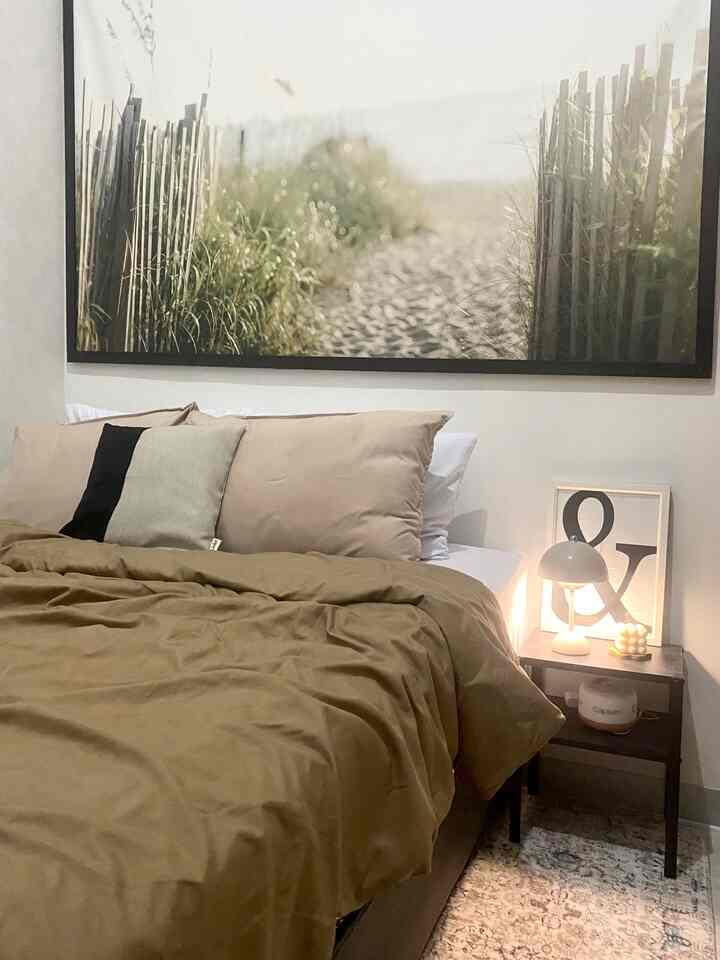 #KasurBisa #Dipan #WallpaperDinding #BedroomStyling #InspirasiKamar #KamarTidurNyaman